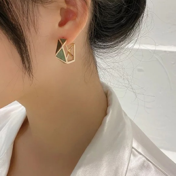 💚Insta green drop geometric earrings - Picture 3 of 5